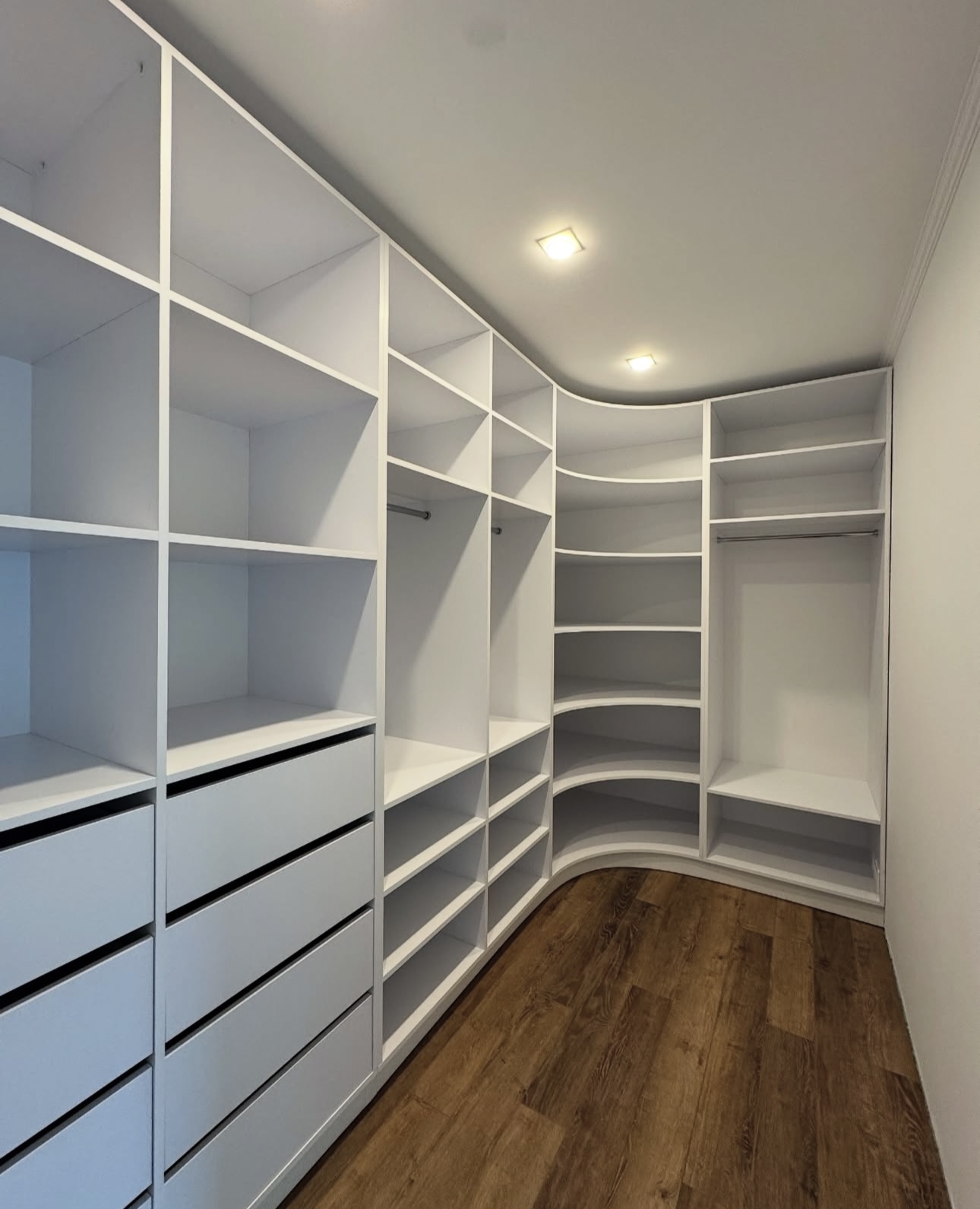 Closet planejado com nichos e cabideiros
