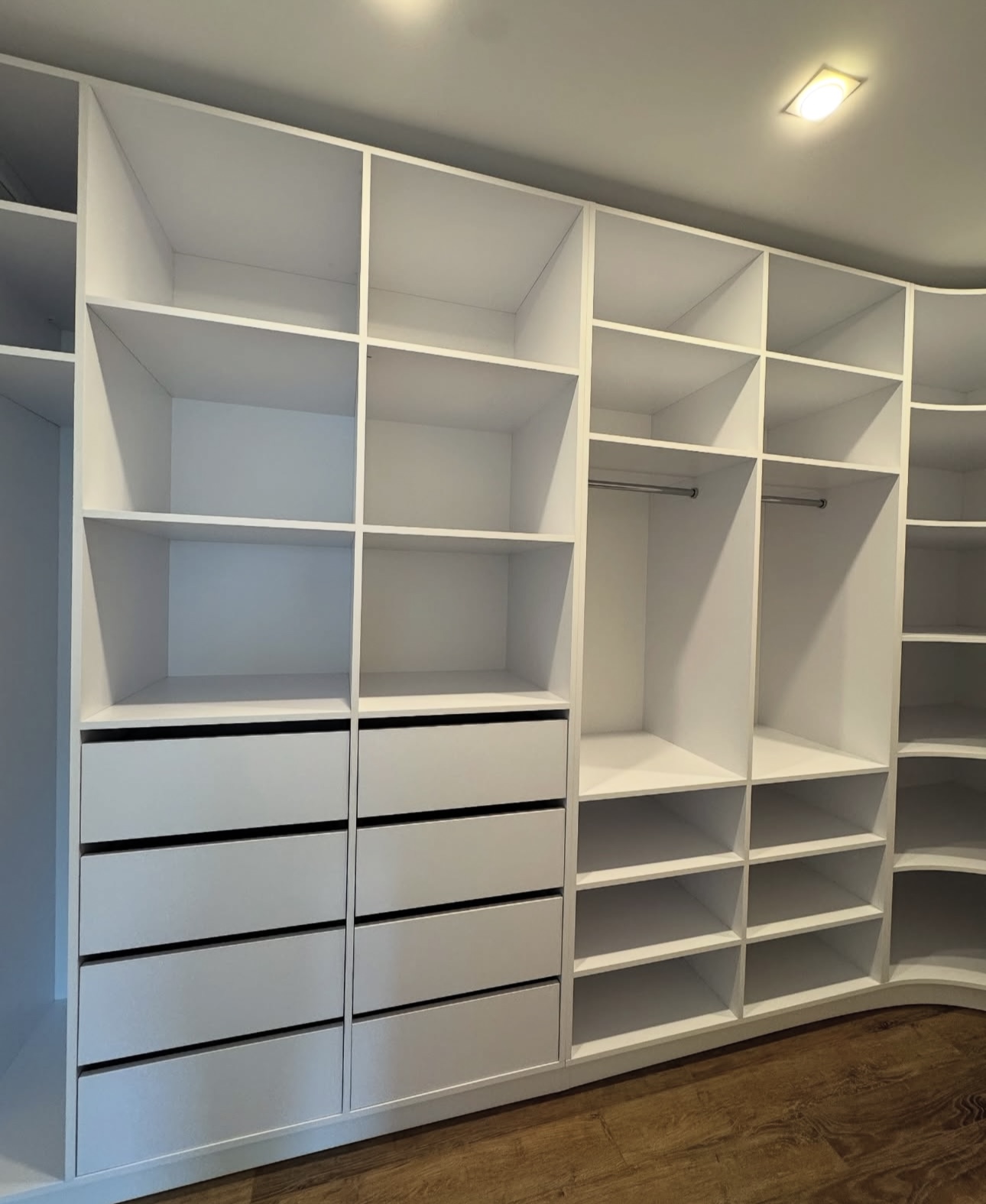 Detalhe de módulos e gavetas de closet