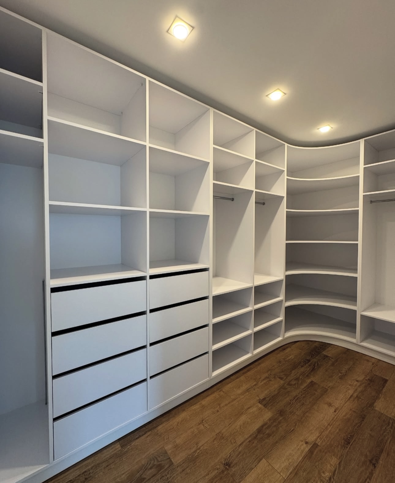 Closet planejado completo com piso amadeirado